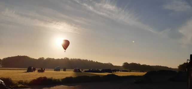 Luchtballonnen landen in het veld naast de camping